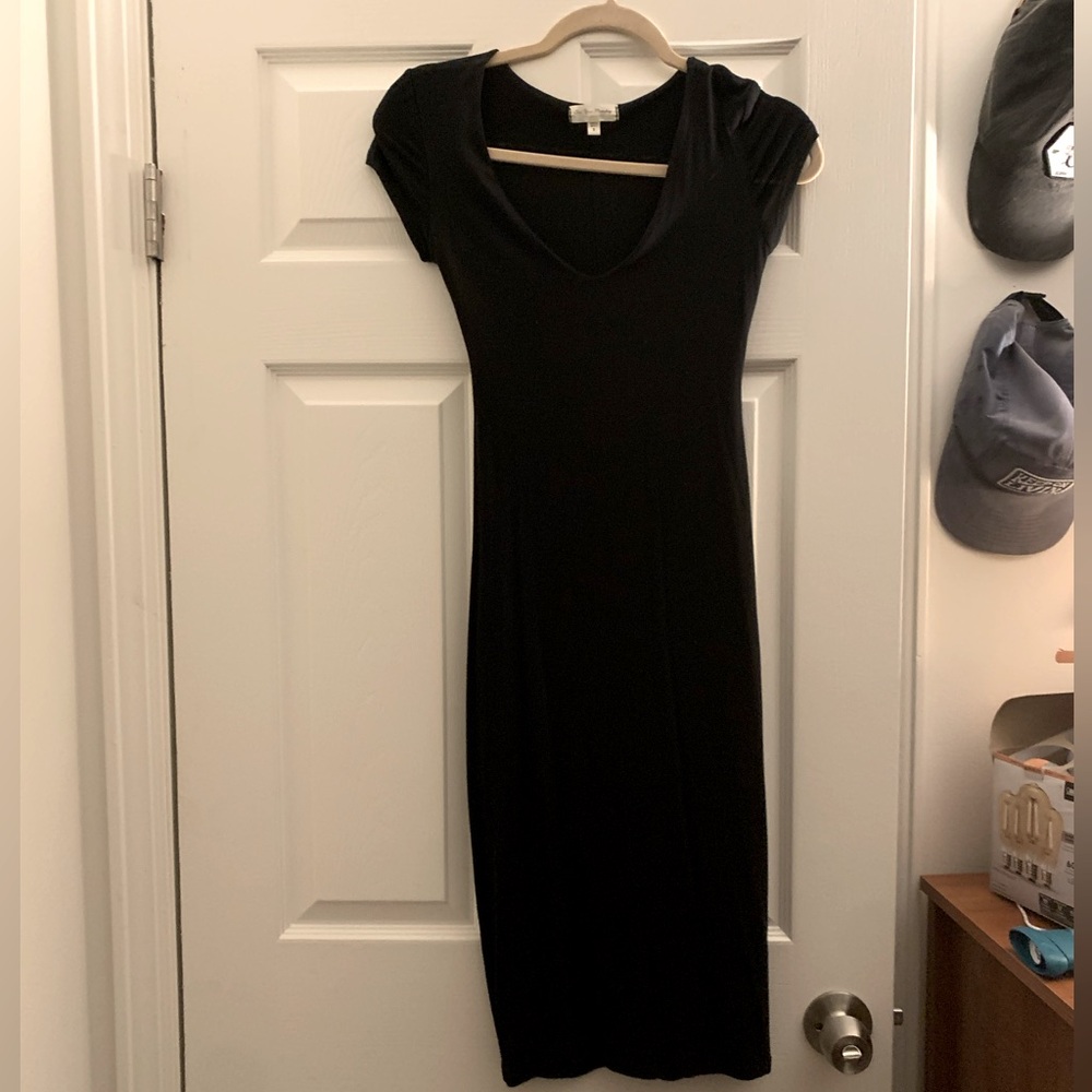 Black v neck body-con dress with short sleeves